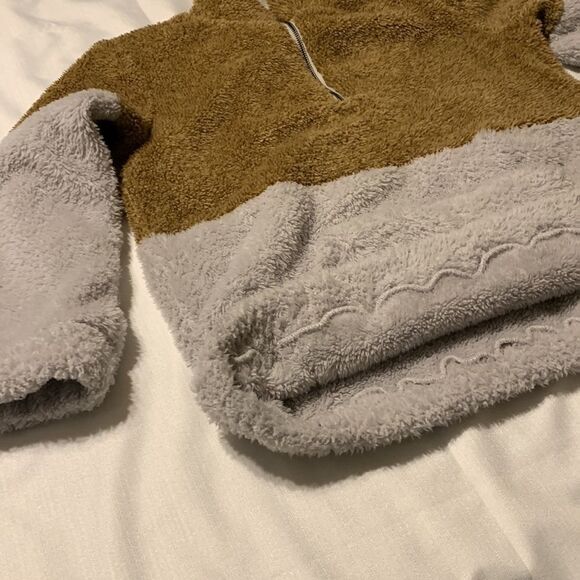 Local Boutique Size Large Gray & Brown Sherpa (Inside and out) - Picture 3 of 7